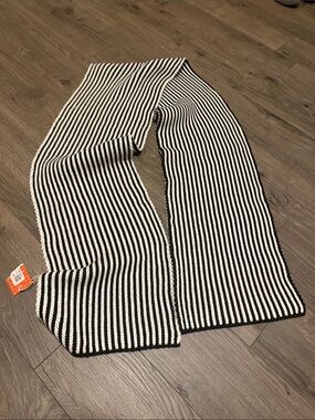 Verloop Black & White Striped Knit Scarf nwt